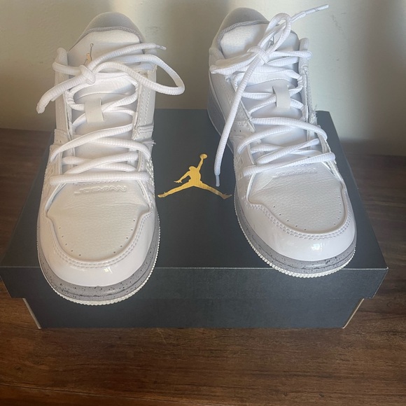 Nike Jordan (unisex) White and Gray Low-Top Sneakers NWOT! Only worn once. EU40 - Picture 2 of 4